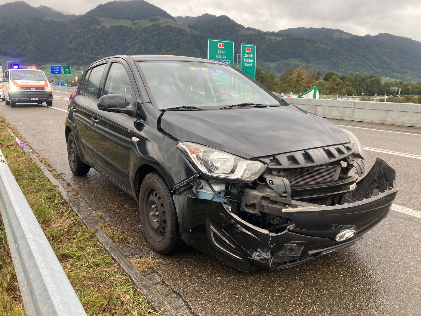 Selbstunfall: 34-jähriger Autofahrer verliert die Kontrolle über sein Fahrzeug und prallt in die Leitplanke. 