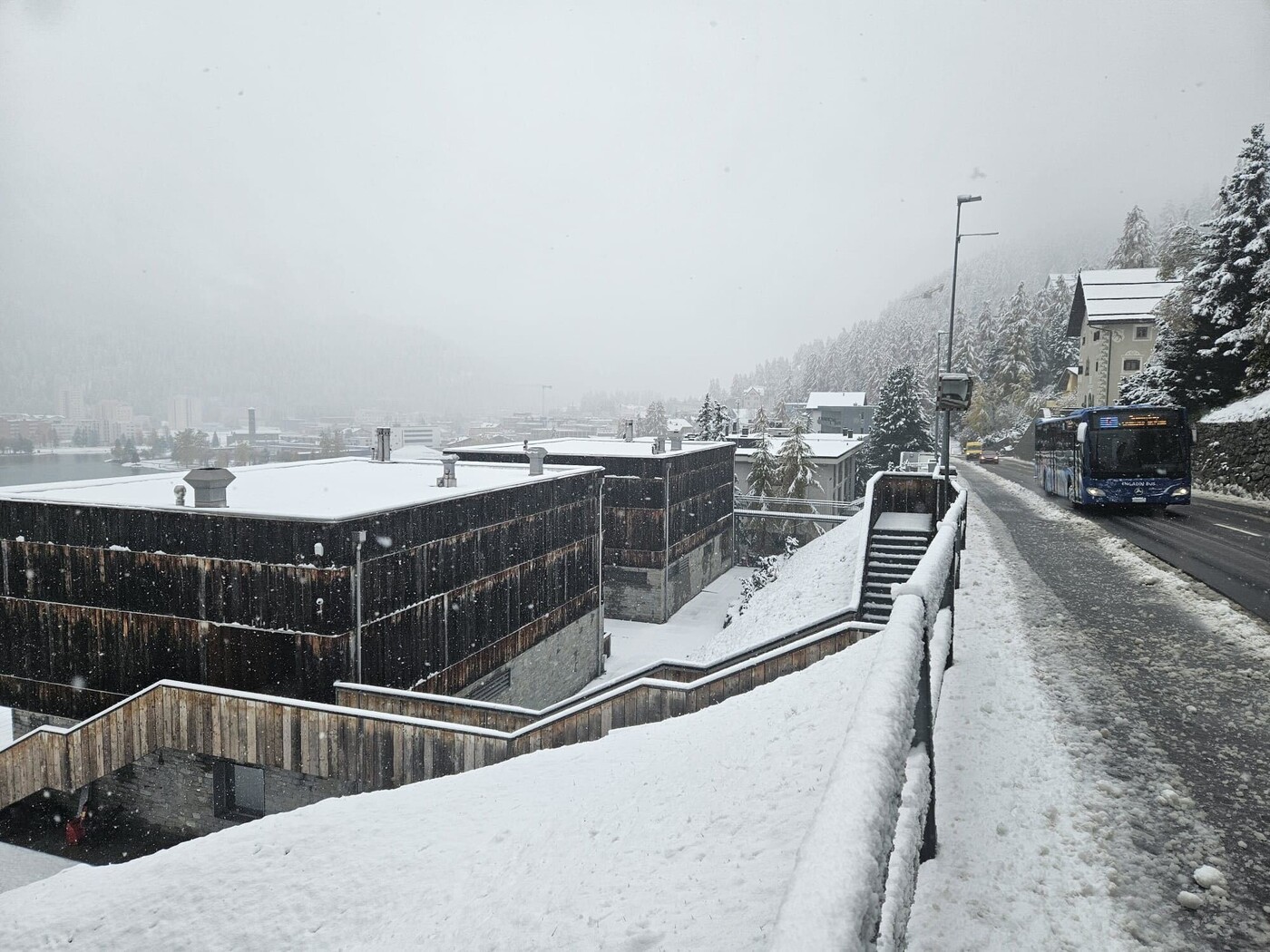 St. Moritz: Im Engadin hat es bereits letzten ein wenig Sonntag geschneit, doch nun ist der Wintereinbruch deutlicher zu sehen. 