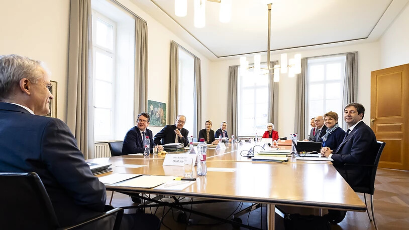 Zuerst wurde gearbeitet, dann gab es Apéro: Der Bundesrat an seiner Sitzung "extra muros" ("ausserhalb der Mauern") in einem Zimmer im Grossratsgebäude in Aarau.