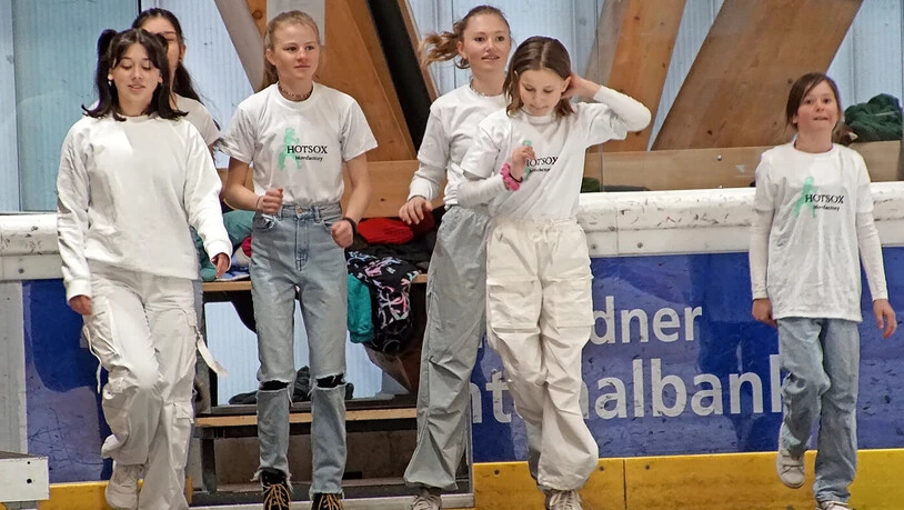 Kleine und grosse Tänzerinnen der Davoser Hotsox Factory bereicherten die Vorführung. 