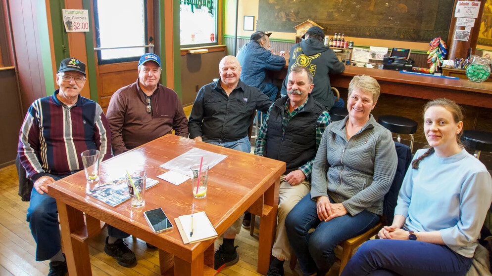 Treffen in der Beiz: Heinz Mattmann (von links), Mike Nevil, Roger Truttmann, Tony und Esther Zgraggen sowie die Autorin Johanna Burger im «Puempel’s Olde Tavern» in New Glarus.