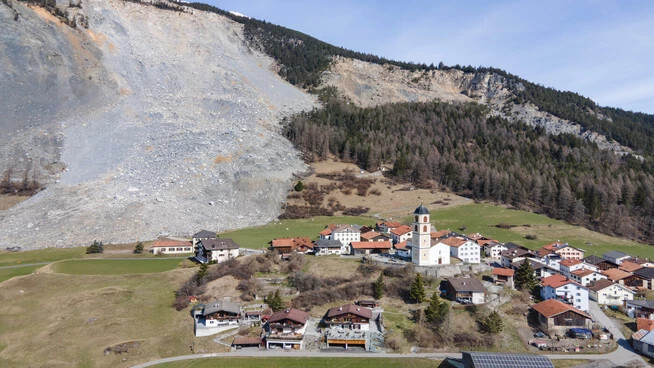 In Bewegung: Um die aktuell stark beschleunigten Rutschungen am Berg und im Dorf Brienz/Brinzauls zu verlangsamen, wird am Montag mit dem Bau eines über zwei Kilometer langen Entwässerungsstollens gestartet. 