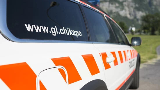 Die Glarner Polizei musste am Samstag zu einem Unfall in Glarus ausrücken.