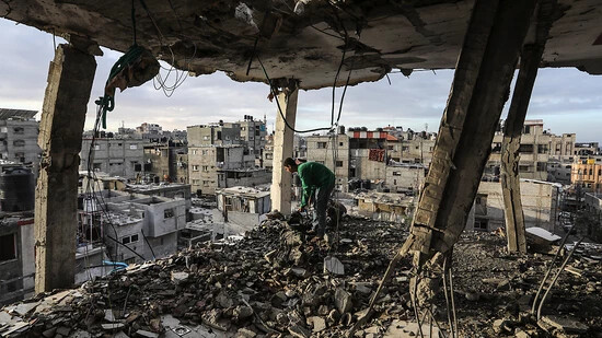 ARCHIV - Ein Palästinenser inspiziert sein Haus, das nach einem israelischen Luftangriff auf das Flüchtlingslager Shaboura beschädigt wurde. Foto: Abed Rahim Khatib/dpa