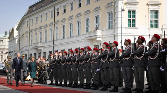 Empfang mit militärischen Ehren: Bundespräsidentin Viola Amherd und ihr österreichischer Amtskollege Alexander Van der Bellen im inneren Burghof in Wien.