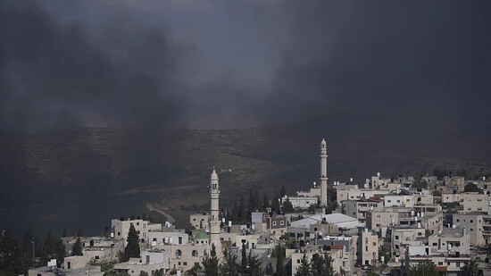 dpatopbilder - Rauch füllt den Himmel, nachdem israelische Siedler Eigentum palästinensischer Dorfbewohner in Brand gesetzt haben. Nach der Todesnachricht eines 14-jährigen israelischen Jungen kam es in verschiedenen Orten des Westjordanlandes zu…