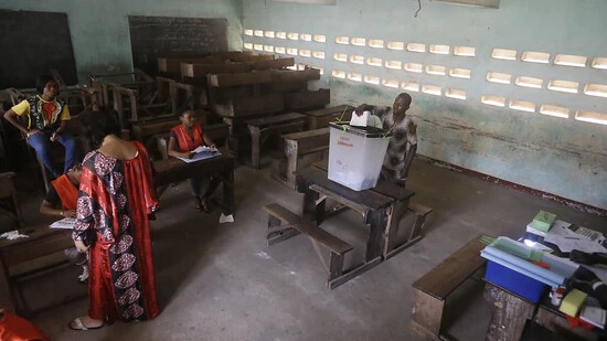ARCHIV - Ein Mann gibt bei der Präsidentschaftswahl 2020 in einem Wahllokal seine Stimme ab. Nun haben nach einer umstrittenen Verfassungsreform die Menschen in Togo ein neues Parlament gewählt. Foto: Sunday Alamba/AP/dpa