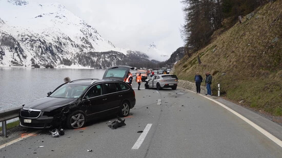 Heftige Kollision: Auf der Hauptstrasse von Plaun da Lej in Richtung Sils i.E. kam es am Dienstag zu einem Verkehrsunfall.