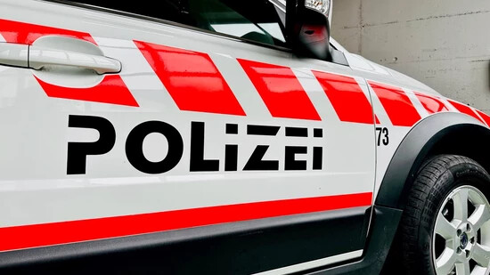 Die Glarner Polizei nimmt Hinweise zum Unfall auf der Autobahn A3 entgegen.
