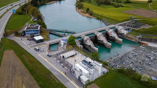 Bereit für die Produktion: In den Containern links im Bild direkt beim Wasserkraftwerk Reichenau in Domat/Ems wird jetzt grüner Wasserstoff hergestellt.
