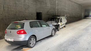 Total beschädigte Autos: Bei einer Frontalkollision hat ein Lieferwagen Feuer gefangen. Ein Unfallbeteiligter musste mit schweren Verletzungen ins Universitätsspital Zürich überführt werden.