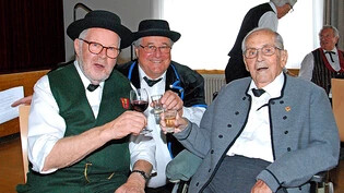Prost: Walter (von links) und Bernhard Rüedi, Präsident der Freien Jodler-Vereinigung am Zürichsee, gratulieren Hermann Noser zu dessen 90. Geburtstag. 