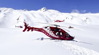 Sieben Helikopter von Air Zermatt, Air-Glaciers und Rega begaben sich an den Einsatzort am Petit Combin im Unterwallis.