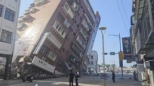 dpatopbilder - Ein starkes Erdbeben hat gestern die gesamte Insel Taiwan erschüttert, Gebäude in einer Stadt zum Einsturz gebracht und einen Tsunami ausgelöst, der japanische Inseln anschwemmte. Foto: -/TVBS via AP/dpa - ACHTUNG: Nur zur redaktionellen…