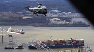 dpatopbilder - Präsident Biden, an Bord von Marine One, macht einen Rundflug über die eingestürzte Francis Scott Key Bridge. Foto: Manuel Balce Ceneta/AP/dpa