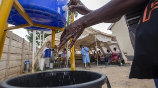 Cholera wird unter anderem durch verunreinigtes Trinkwasser übertragen. (Archivbild)