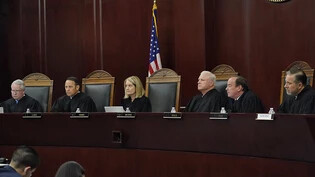 ARCHIV - Die Richter des Obersten Gerichtshofs von Arizona. Foto: Matt York/AP/dpa