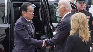 US-Präsident Joe Biden (M) und First Lady Jill Biden begrüßen Japans Ministerpräsident Fumio Kishida (l) bei seiner Ankunft im Weißen Haus. Foto: Alex Brandon/AP