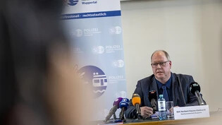 Staatsanwalt Heribert Kaune-Gebhardt spricht bei einer Pressekonferenz von Polizei und Staatsanwaltschaft zum Ermittlungsstand nach tödlicher Brandstiftung und einem Machetenangriff in Solingen. Zwei Wochen nach dem verheerenden Feuer mit vier Toten in…