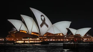 Das Opernhaus von Sydney wird im Rahmen eines nationalen Tages der Trauer nach dem tödlichen Messerangriff in einem Einkaufszentrum mit einer schwarzen Schleife angeleuchtet. In der australischen Metropole ist die Polizei am Montag erneut wegen eines…