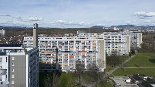 Wohnquartier in Bern: In den meisten Kantonen haben sich die ausgeschriebenen Wohnungen im März verteuert. (Archivbild)