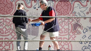 Malerei und Musik: Während Vater Miguel Vivanco im Schulinternat Flims mit den Kindern eine Garagenwand bemalt …