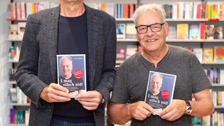 Der Spassmacher und sein Ghostwriter: Der Bündner Kabarettist Rolf Schmid (rechts) stellt in in der Buchhandlung  Bücher Lüthy in Chur sein Buch «I mag eifach nid!» vor. Geschrieben hat das Buch Hardy Hemmi (links).  