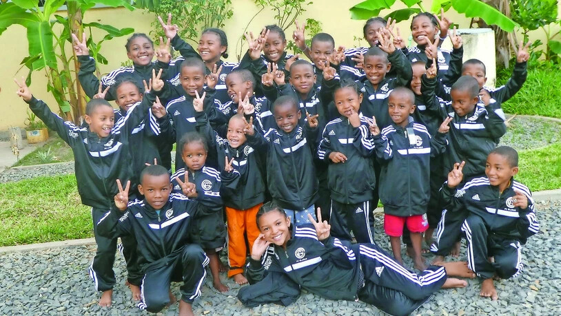 Trainingsutensilien für Waisenkinder in Madagaskar: Trainingsanzüge, einige Bälle, «Tschuttihosen» und Materialtaschen hat der der FC Glarus einem Waisenhaus im Norden Madagaskars.