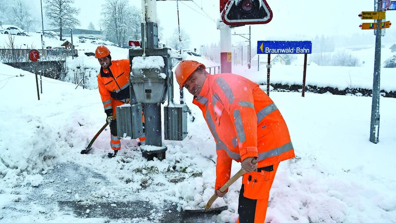 Endlich kommt der Schnee bis ins Tal: Am 30. Januar ist so weit: Schnee bis in die Täler. Was für zwei Arbeiter in Braunwald beim SBB-Übergang zur Braunwaldbahn viel schaufeln bedeutet.
