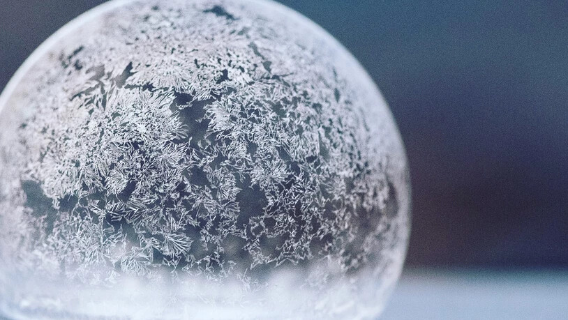 Fragil und wunderschön: die gefrorene Seifenblase.