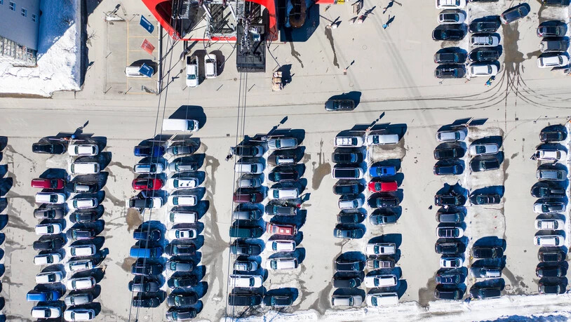 Der Parkplatz bei der Talstation Jakobshornbahn in Davos ist voll mit Autos. 