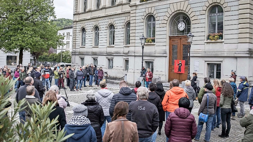Gesetzeswidrig auf dem Rathausplatz: Die Coronarebellen demonstrieren am Donnerstag in Glarus.