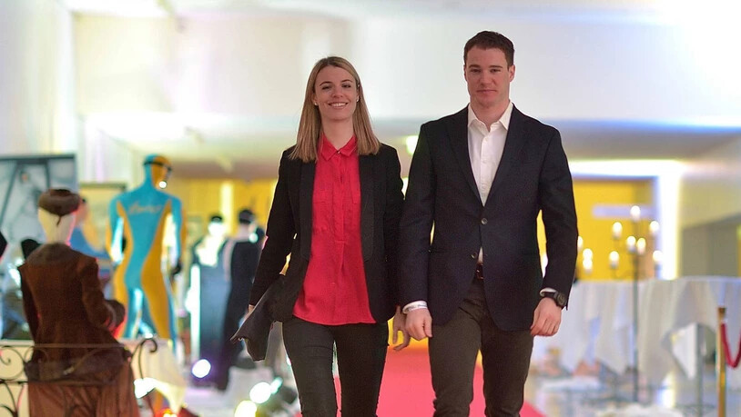 Bald zu dritt unterwegs: Laura und Dario Cologna im Jahr 2015 im Kongresshaus Davos bei der Eröffnung einer Ausstellung.

