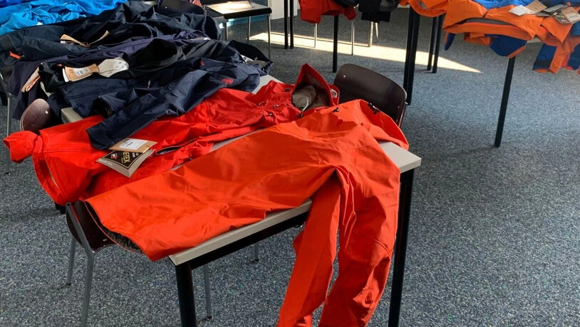 Mitarbeiter der Eidgenössischen Zollverwaltung stellten mutmasslich gestohlene Sportkleider im Wert von 13'700 Franken sicher.