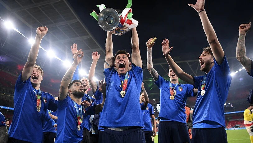Die Italiener stemmen den EM-Pokal
