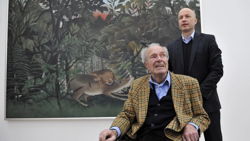 Museumsgründer Ernst Beyeler kurz vor seinem Tod mit Museumsdirektor Sam Keller vor dem Sammllungswerk  "Le lion, ayant faim, se jette sur l'antilope" von Henri Rousseau.