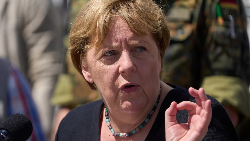 Bundeskanzlerin Angela Merkel gibt nach einem Besuch im Hochwassergebiet ein Statement ab. Foto: Thomas Frey/dpa