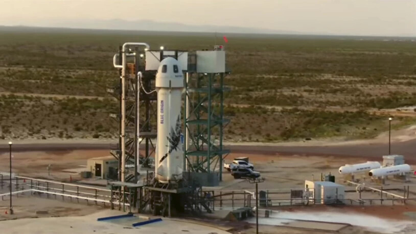 HANDOUT - Die «New-Shepard»-Rakete von Blue Origin steht auf einer Startrampe. Amazon-Gründer Jeff Bezos ist zu einem Kurz-Ausflug ins Weltall gestartet. Der 57-Jährige hob am 20.07.2021 an Bord des Raumschiffes «New Shepard» seiner Firma Blue Origin vom…