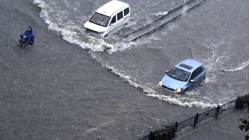 Gestrandete Autos in den Fluten von Zhengzhou.