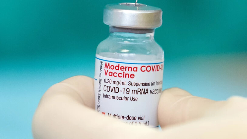 ARCHIV - Eine Krankenschwester zieht den Impfstoff des Herstellers Moderna gegen das Coronavirus mit einer Spritze auf. Der Impfstoff von Moderna kann nach einer Empfehlung der EU-Arzneimittelbehörde EMA auch Kindern und Jugendlichen ab 12 Jahren…