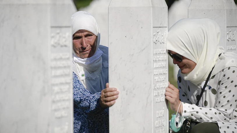 ARCHIV - Trauernde Frauen auf dem Friedhof der Gedenkstätte Potocari in der Nähe von Srebrenica. Foto: Kemal Softic/AP/dpa