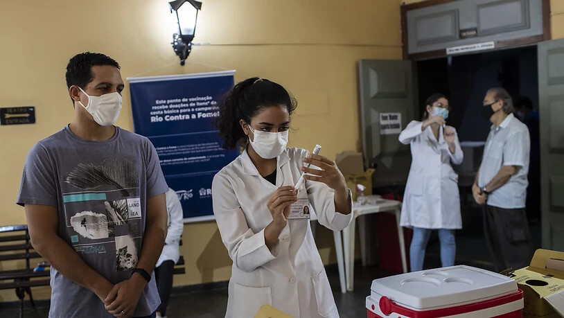 Eine Gesundheitsarbeiterin bereitet eine Spritze des Corona-Impfstoffs von Astrazeneca bei einer Impfaktion vor. Foto: Bruna Prado/AP/dpa