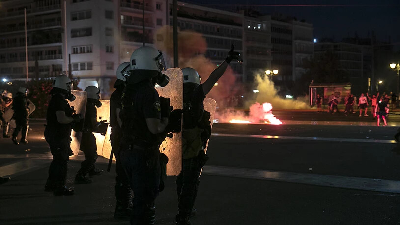 Polizisten sind bei einer Demonstration von Impfgegnern in Athen im Einsatz. Foto: Yorgos Karahalis/AP/dpa