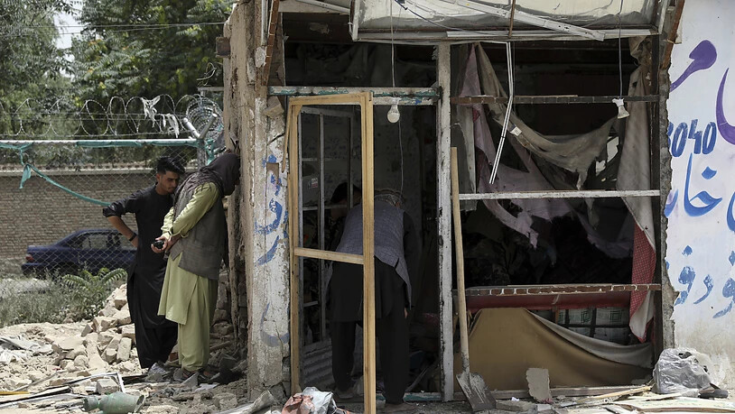 Sicherheitspersonal inspiziert den Ort einer Bombenexplosion in Kabul. Foto: Rahmat Gul/AP/dpa