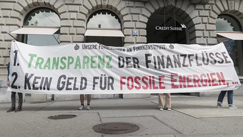 Klimaaktivisten haben am Montag auf dem Zürcher Paradeplatz ihre Forderungen an den Schweizer Finanzplatz formuliert: Investitionen in fossile Energien sollen sofort gestoppt und die Finanzflüsse in diesen Sektor offengelegt werden.