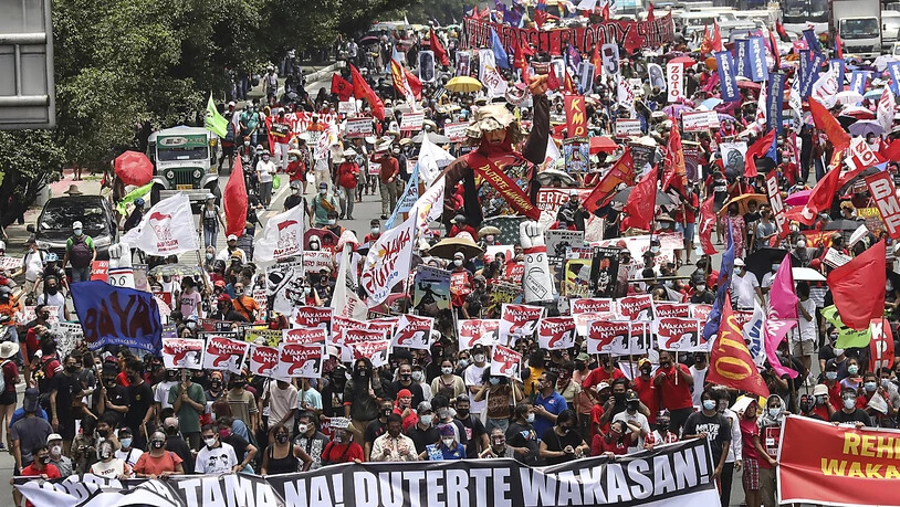Demonstranten marschieren zum Repräsentantenhaus, wo der philippinische Präsident Rodrigo Duterte in seiner letzten Rede zur Lage der Nation noch einmal seinen harten Kurs gegen Drogenkriminelle verteidigt hat. Nach sechs Amtsjahren darf er bei der…