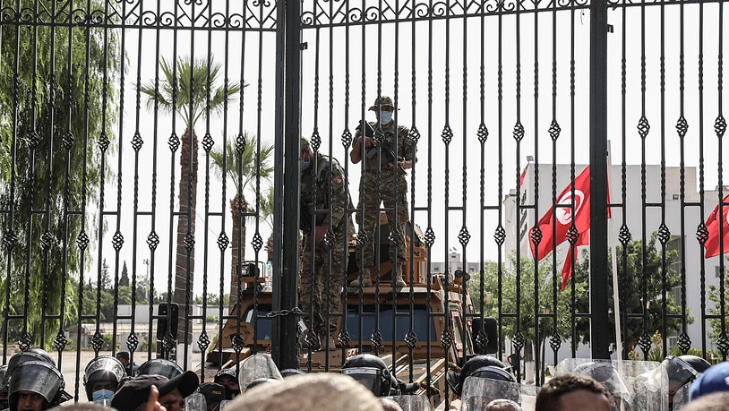 Soldaten der tunesischen Armee bewachen den Eingang des Parlamentsgebäudes während einer Demonstration einen Tag nachdem der tunesische Präsident Saied den Premierminister Hichem Mechichi abgesetzt hat. Die Arbeit des Parlaments ist zunächst für 30 Tage…