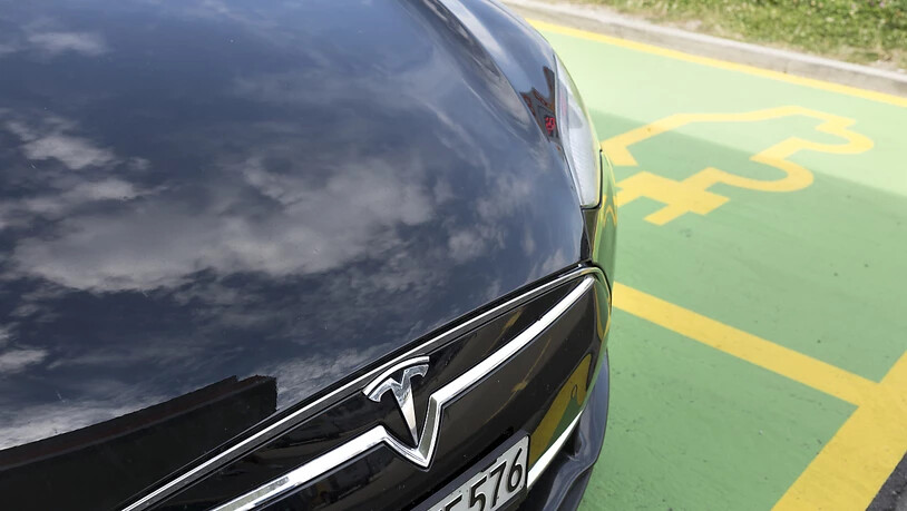 Der US-Elektroautobauer Tesla hat ein weiteres Quartal mit Rekordergebnissen hinter sich. Im Bild ein Fahrzeug der Marke Tesla an einer Ladestation. (Archivbild)