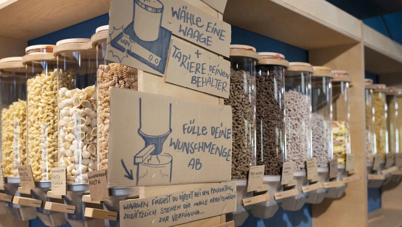Offenverkauf - wie hier im Zero-Waste-Laden "Zollfrei" in Zürich - ist eine Methode, um Food Waste zu minimieren. Doch um Nahrungsmittelverschwendung wie geplant innert zehn Jahren zu halbieren, muss bereits bei der Produktion angesetzt werden. Eine WWF…