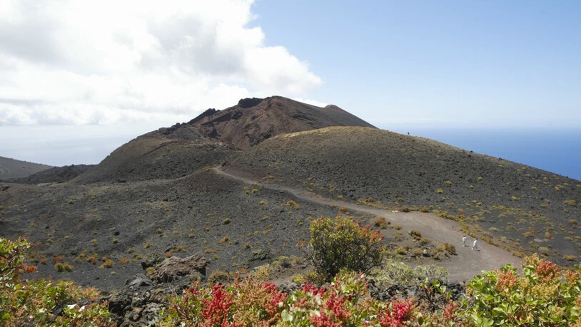 Gesamtansicht eines der Vulkane von Cumbre Vieja, einem Gebiet im Süden der Insel La Palma, das von einem möglichen Vulkanausbruch betroffen sein könnte. Foto: Europa Press/EUROPA PRESS/dpa